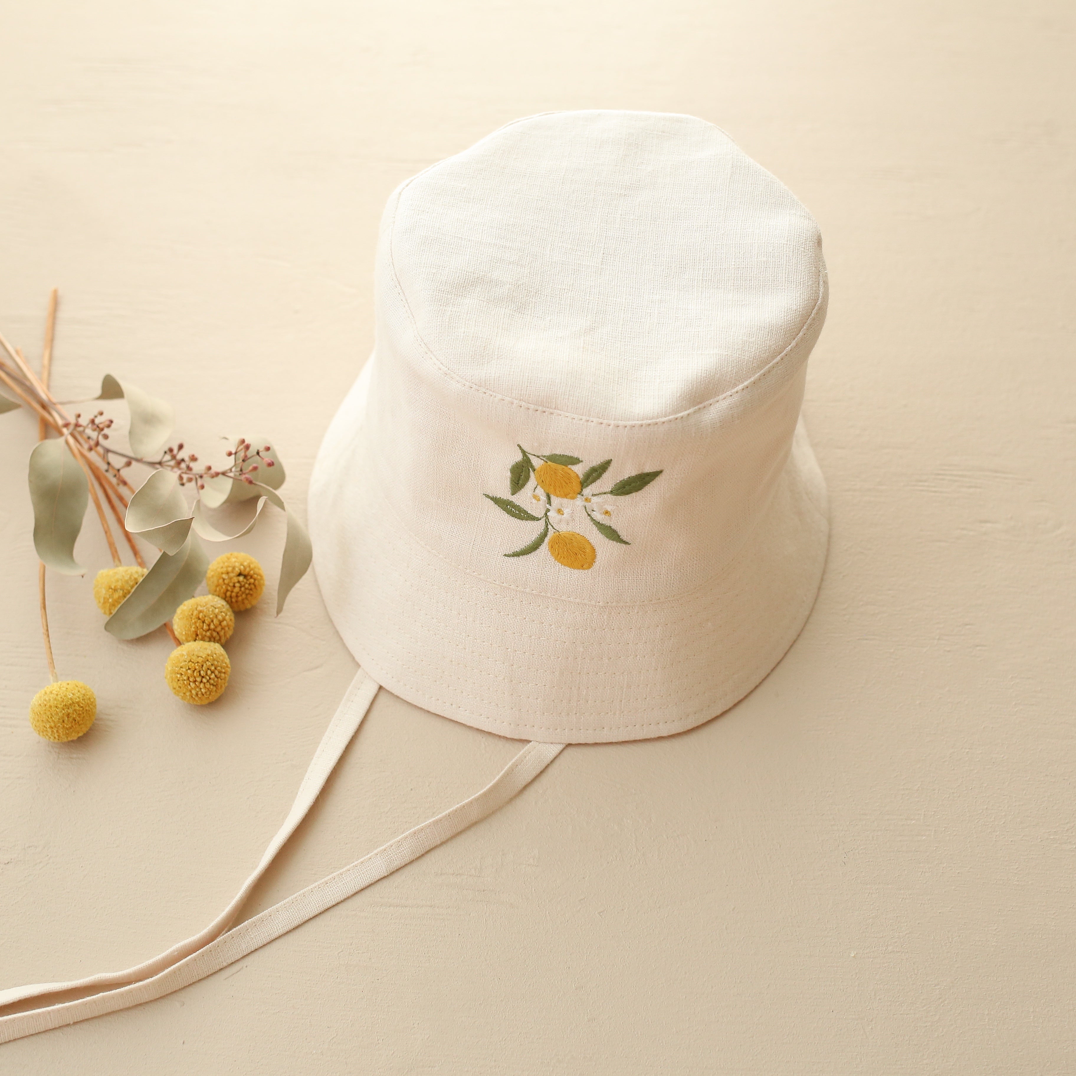 帽子 CTLS | STROKED EMBROIDERY BUCKET HAT '23 Ivory Linen Bucket Hat with “Lemon Blossom Branch” Embroidery