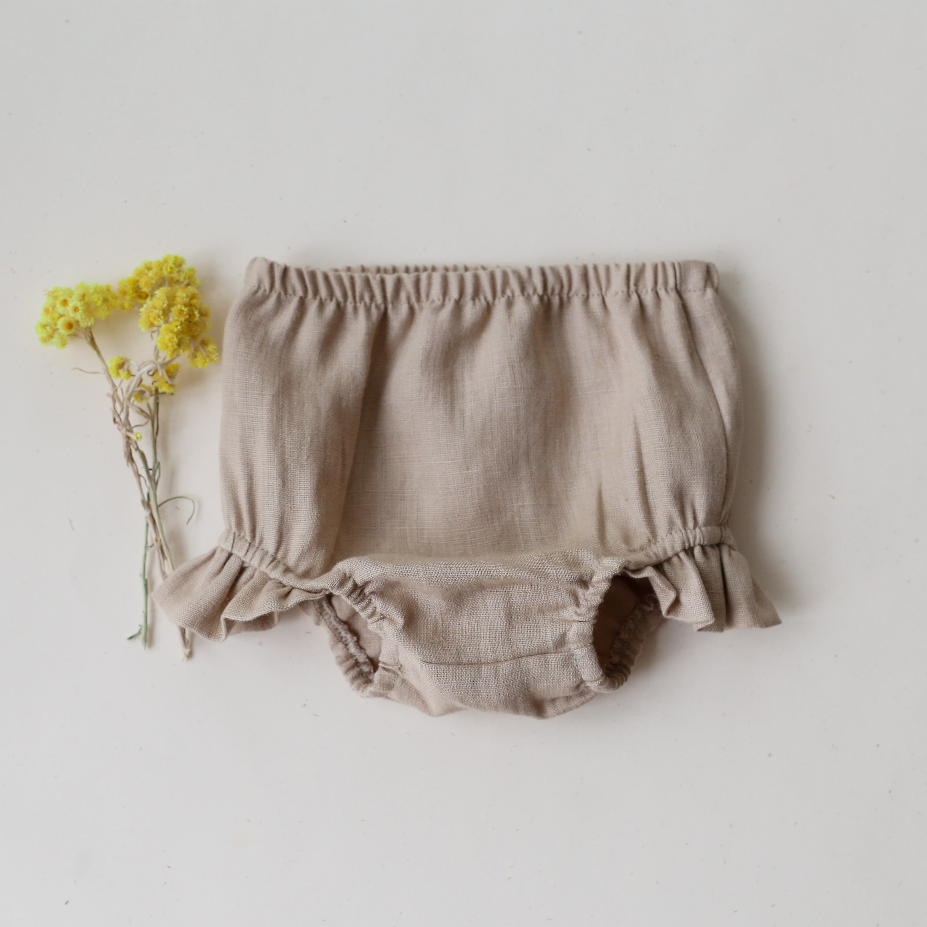 0-3 months - Beige Linen Flutter Shorts